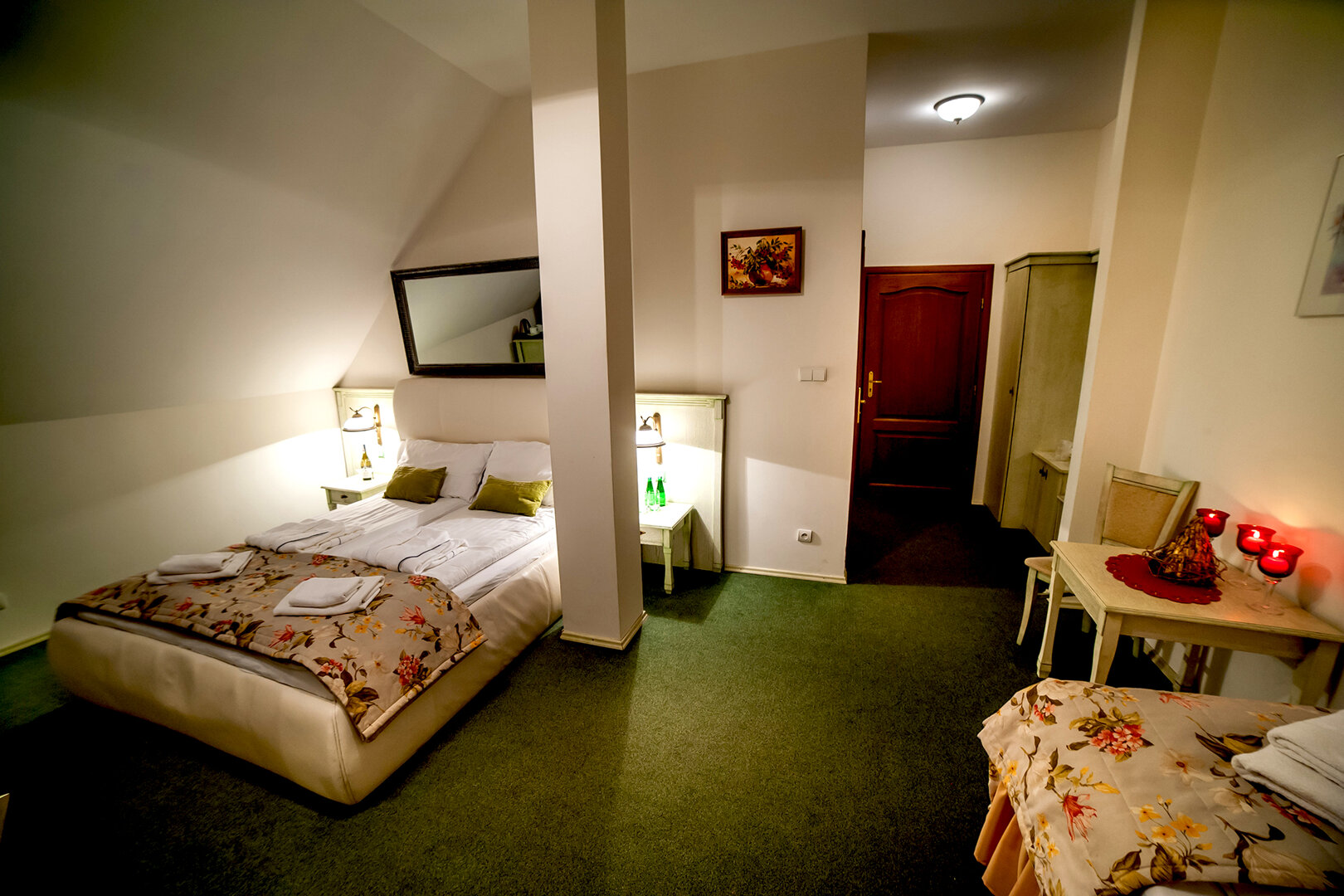 Pok&oacute;j standard 3 os.  w Pałacu Gł&oacute;wnym